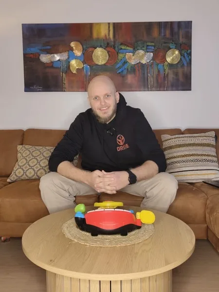 Driben perustaja Dribe-hupparissa kotona muutoksen jälkeen