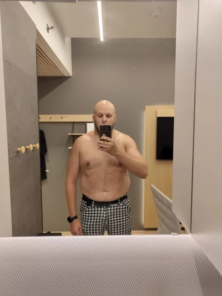 Driben perustaja peilikuvassa ennen muutosta — 112 kg lähtötilanne